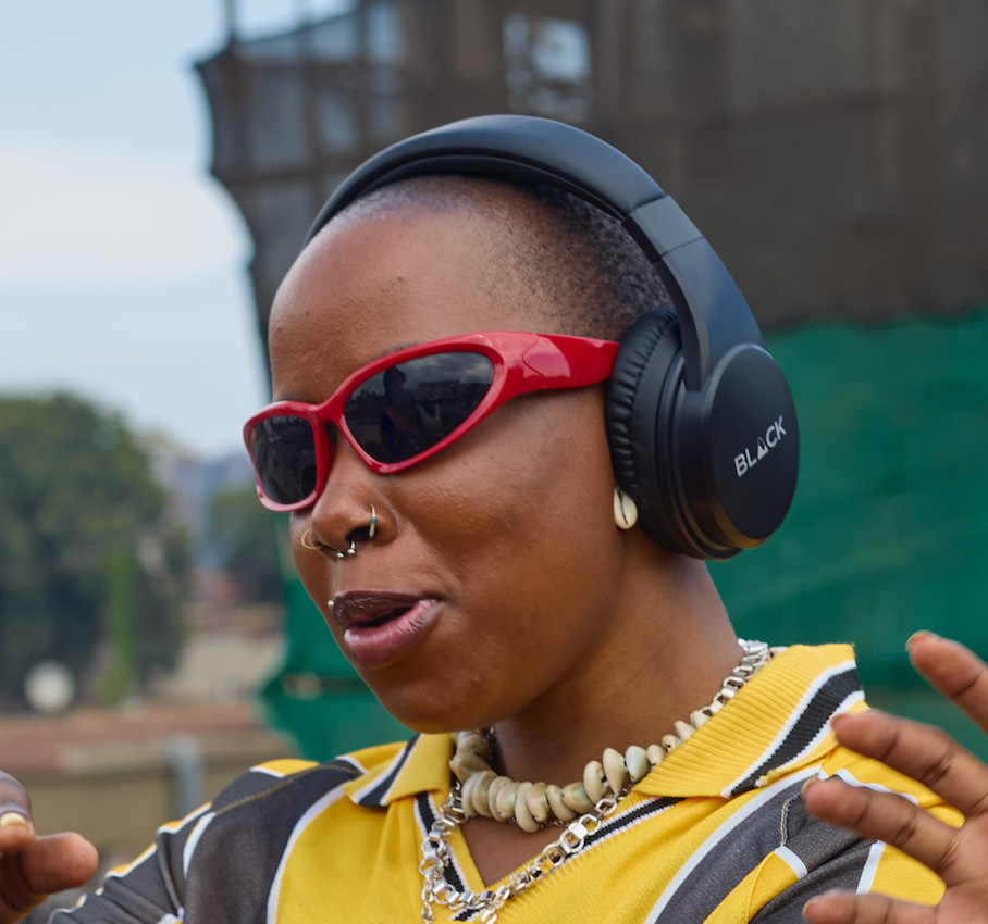 BLACK BassHead Wireless Bluetooth Headphone with mic, Upto 30H Playtime, 1Yr Warranty